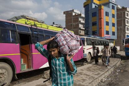 Abodh Bandal, de 22 años,llega a la estación de autobuses de Gaushala, en Katmandú, desde donde cogerá un vehículo para ir a su aldea, Prakohoma, en el distrito de Dhanusha. Bandal acaba de llegar desde Catar, donde ha trabajado durante cuatro años en la construcción. Pese a que solo cobró 165 dólares en vez de los 220 que le habían prometido, decidió quedarse en Catar para poder devolver la deuda de 1.200 dólares que había asumido. "Al final, no he podido ahorrar mucho"; resume. Pese a este contratiempo, Bandal planear volver al extranjero pronto para seguir trabajando y poder mantener a sus padres."Esta vez intentaré ir a Dubai", dice. "Jamás volveré a Catar".