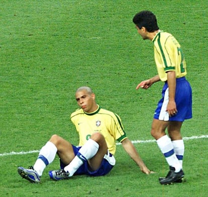 Ronaldo Luis Nazario de Lima apenas tenía 19 años cuando ganó el Mundial de 1994, así que llegaba a la final del Mundial de Francia 1998 en la plenitud de su carrera tras haber asombrado al planeta en el PSV y el Barça. En el Stade de France se enfrentaba la magia brasileña contra la efectividad francesa, Nike contra Adidas, Sudamérica contra Europa y sí, Ronaldo contra Zidane. El partido de Ronaldo fue desastroso y Francia venció 3-0. Luego se supo que la noche de Ronaldo había sido ajetreada, y no por aquellas legendarias noches del Buddha Bar. Al astro lo habían tenido que llevar en plena noche a un hospital para tratarle unos extraños espasmos nerviosos. La cosa fue tan seria que acabó en una investigación del Congreso de Brasil. Todavía hoy, no sabemos si se trató de un ataque de epilepsia o de ansiedad e incluso hay quien afirma que los franceses lo drogaron en el hotel de concentración. Cuatro años después, Ronaldo se quitó la espinita ganando el Mundial de Japón metiéndole un par de goles al malcarado guardameta alemán Oliver Kahn. Ese día, lo único lamentable fue su peinado.