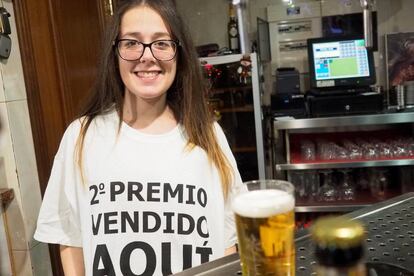 Una camarera del bar El Estudiante, en la localidad lucense de Vilalba que ha sido agraciada hoy con parte del segundo premio del sorteo de El Niño tras haber recibido 520 millones del Premio Gordo de la Lotería de Navidad el pasado día 22.