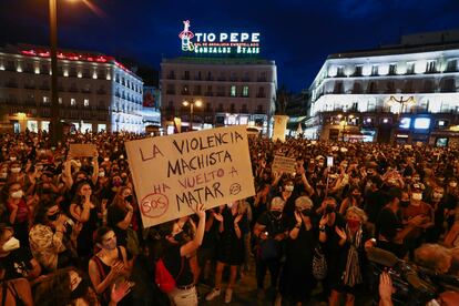 Manifestantes en la Puerta del Sol, en Madrid, contra la violencia machista este viernes. 
