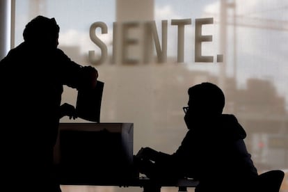 Un ciudadano peruano deposita el voto en el recinto del Palacio de Congresos en España, miles de votantes en el extranjero acudieron a las urnas en distintos países para participar en estas elecciones.