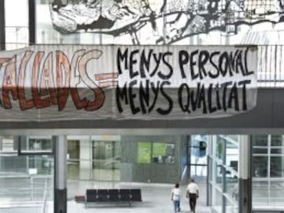 Una pancarta en el hospital de Sant Pau (Barcelona) advierte sobre los recortes y sus efectos (“menos personal y menos calidad”).