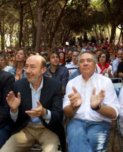 Alfredo Pérez Rubalcaba y Pere Navarro, responsables del PSOE y PSC, respectivamente, en la darrera Festa de la Rosa a Gavà.