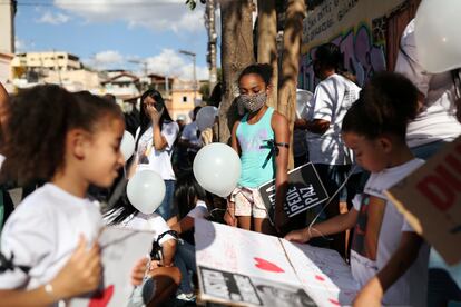 Tres niñas durante una marcha contra el racismo y la violencia policial el domingo en São Paulo.