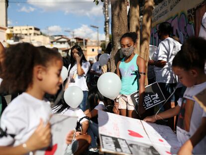 Tres niñas durante una marcha contra el racismo y la violencia policial el domingo en São Paulo.