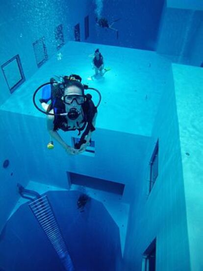 Buceadores en la piscina Nemo33, en Bruselas.