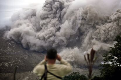 Desde el 2 de junio se han estado llevando a cabo labores de monitorización del monte Sinabung debido al tamaño creciente de su domo de lava. En la imagen, un hombre observa la nube de cenizas provocada por la actividad volcánica, en Tiga Seragkai, al norte de Sumatra, Indonesia.