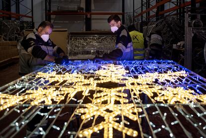 Los trabajadores de la empresa Iluminaciones Ximénez trabajan comprobando el perfecto funcionamiento de las luces de navidad en las estructuras que luego irán colgadas en las calles.