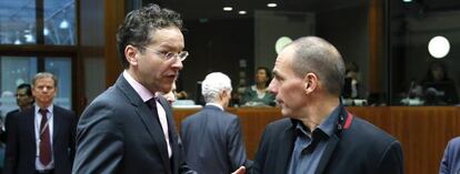 El presidente del Eurogrupo, Jeroen Dijsselbloem, habla con el ministro griego Yanis Varoufakis.