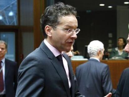 El presidente del Eurogrupo, Jeroen Dijsselbloem, habla con el ministro griego Yanis Varoufakis.