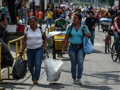 Personas cruzan la frontera entre Venezuela y Colombia. 