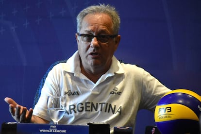 El entrenador de la selección argentina de Voley, Julio Velasco, en junio pasado durante una rueda de prensa en Córdoba.
