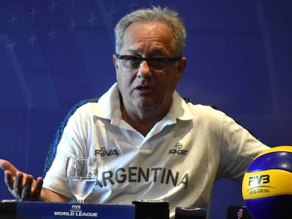 El entrenador de la selecci&oacute;n argentina de Voley, Julio Velasco, en junio pasado durante una rueda de prensa en C&oacute;rdoba.