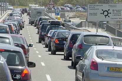 Vista de la carretera C-260, el principal acceso a la Costa Brava Norte, en el término de Castelló d'Empurires