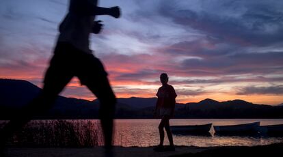 Deportistas en torno al lago.