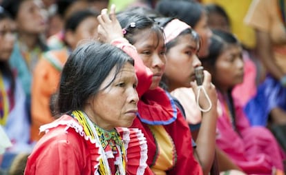 Uma parteira escuta uma conferência sobre os direitos da mulher e os perigos da ablação de clitóris durante uma oficina na Colômbia.