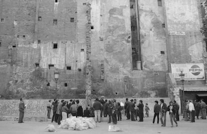 El artista y activista Keith Haring, fundador en 1989 de The Kaith Haring Foundation para ayudar a los afectados por el VIH, pintando el mural 'Tots Junts Podem Aturar la Sida' (todos juntos podemos detener el sida), Barcelona 1989. Fotografía: Ferran Pujol Roca. |