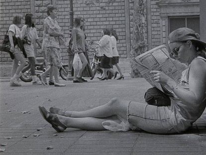 'La Rambla: Noia llegint a terra', de Joan Colom (1994).