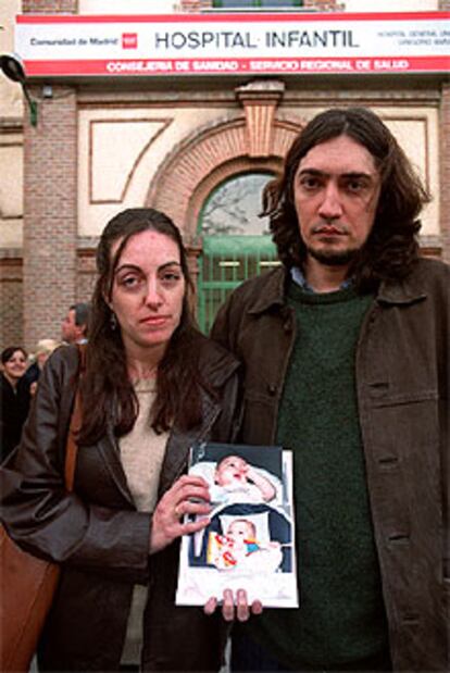 Sus padres, Javier y María enseñan dos fotografías de Lucas.