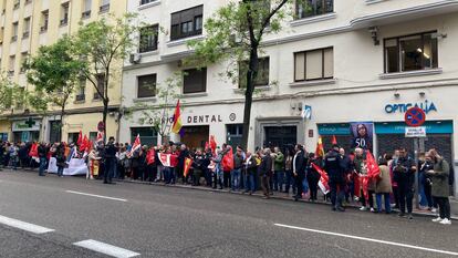 Militantes y simpatizantes del PSOE comienzan a llegar a Ferraz, este sábado.