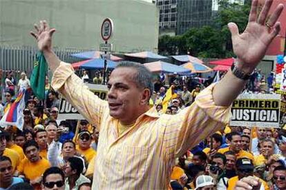 El candidato de la oposición, Manuel Rosales, saluda a sus partidarios en la marcha que el sábado celebraron en las calles de Caracas.