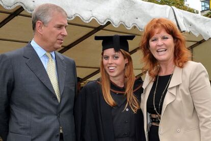 La princesa Beatriz en su graduación con sus padres, el príncipe Andrés y Sarah Ferguson.