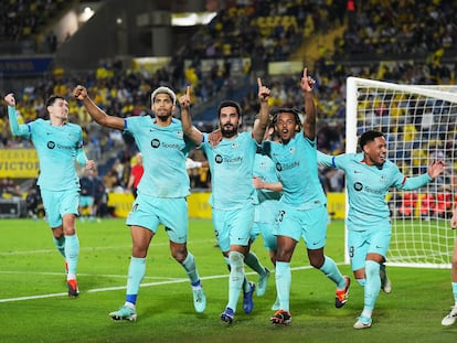 Los jugadores del Barça festejan el gol de penalti de Gündogan.
