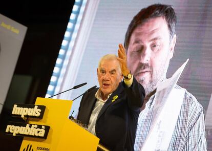 Ernest Maragall, que aspira a hacerse con la alcaldía de Barcelona al frente de la candidatura de ERC, lanza su última arenga prelectoral con una imagen de Oriol Junqueras, al fondo.