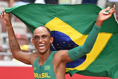 O atleta Alison dos Santos celebra a medalha de bronze após a final do 400 metros com barreiras, em Tóquio.