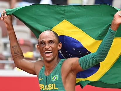 O atleta Alison dos Santos celebra a medalha de bronze após a final do 400 metros com barreiras, em Tóquio.