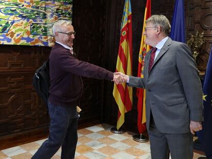 El alcalde de Valencia, Joan Ribó, saluda al presidente de la Generalitat, Ximo Puig, al comienzo de la reunión que han mantenido este lunes en el Palau de la Generalitat.