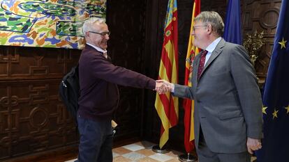 El alcalde de Valencia, Joan Ribó, saluda al presidente de la Generalitat, Ximo Puig, al comienzo de la reunión que han mantenido este lunes en el Palau de la Generalitat.