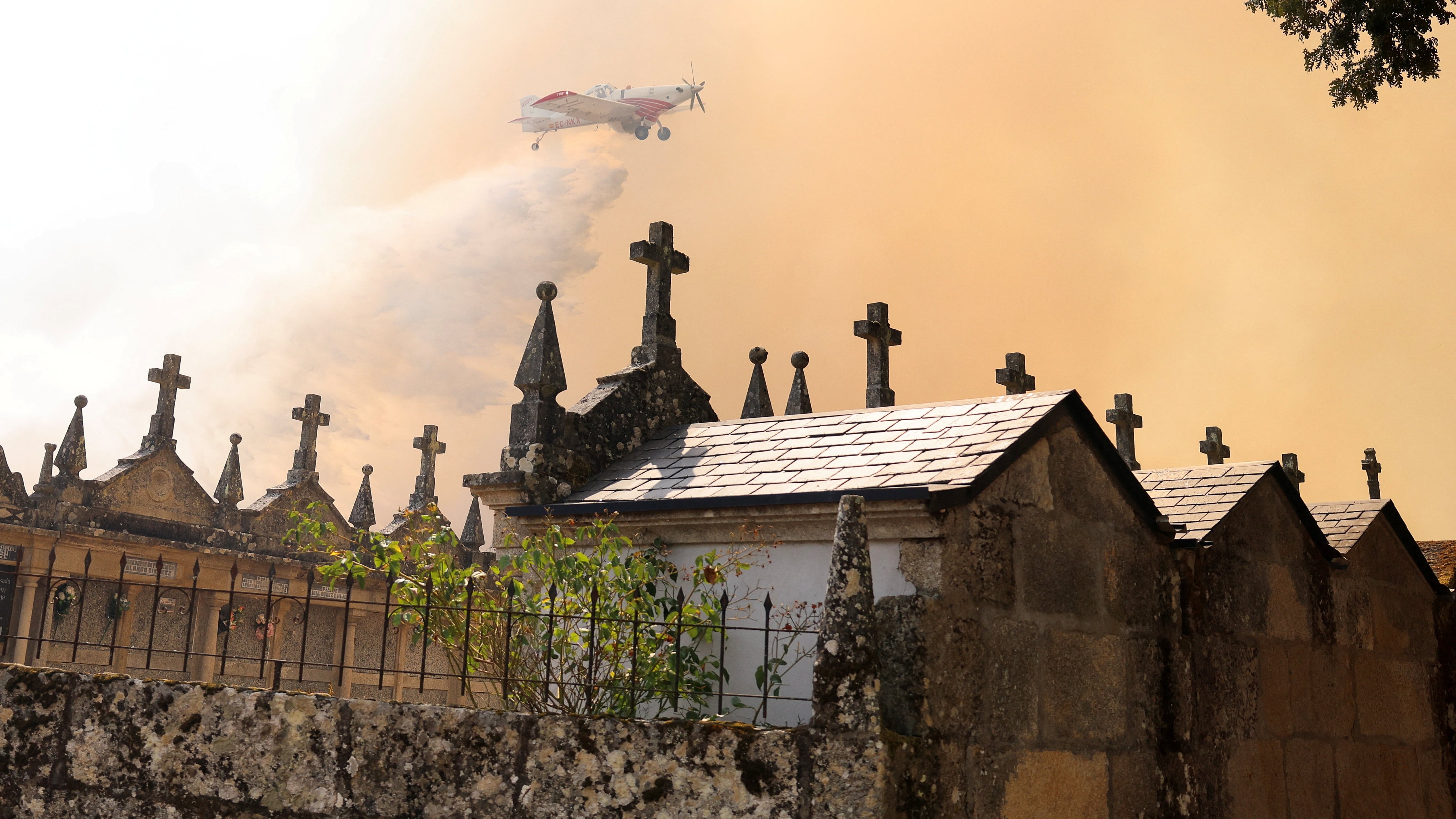 Alarma en Galicia ante una ola de incendios incontrolable: “Es como intentar parar un tsunami”