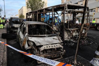 Un autobús y un coche incendiados en Loures, tras los disturbios por la muerte de Odair Moniz a manos de la policía, ocurrida cerca de Lisboa el 21 de octubre de 2024.