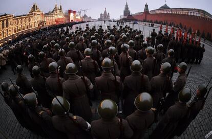 Preparativos en la Plaza Roja de Moscú para la conmemoración del aniversario del histórico desfile de 1941 cuando los soldados soviéticos partieron a combatir en el frente durante la Segunda Guerra Mundial.