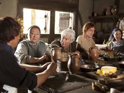 El autor de <i>Los pilares de la Tierra,</i> Ken Follet (en el centro de la imagen), aparece en el último episodio de la adaptación televisiva de su novela.
Quince millones de personas han leído <i>Los pilares de la Tierra. </i>