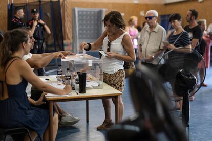 Votantes en un colegio electoral cerca de la Barceloneta, este domingo.

