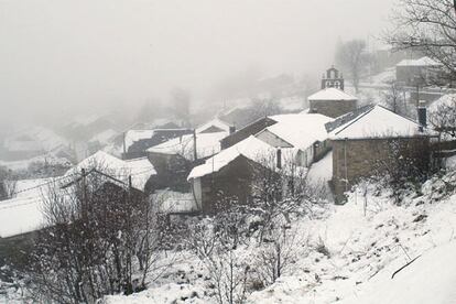 La nieve ha cubierto de un manto blanco a múltiples pueblos del norte de España, como la localidad de Padornelo, en Zamora. El Instituto Nacional de Meteorología prevé nevadas por encima de los 800 metros.