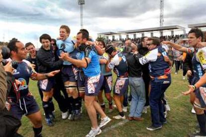 Jugadores y aficionados celebran la victoria del Rugby La Vila, que se proclamó ayer campeón de Liga.