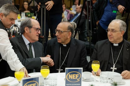 El presidente de la Conferencia Episcopal Española, el cardenal Juan José Omella, en el centro, saluda al Defensor del Pueblo, Ángel Gabilondo, durante el desayuno informativo organizado por Nueva Economía Fórum este martes en Madrid.