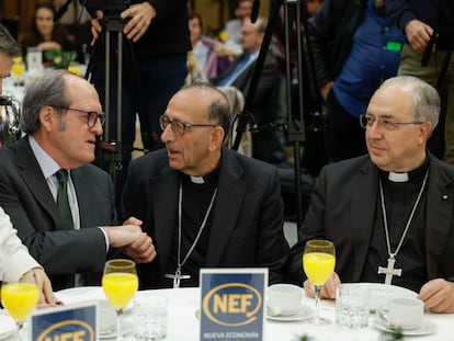 El presidente de la Conferencia Episcopal Española, el cardenal Juan José Omella, en el centro, saluda al Defensor del Pueblo, Ángel Gabilondo, durante el desayuno informativo organizado por Nueva Economía Fórum este martes en Madrid.