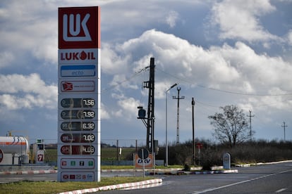 Una estación de servicio de la petrolera rusa Lukoil en Rumania.