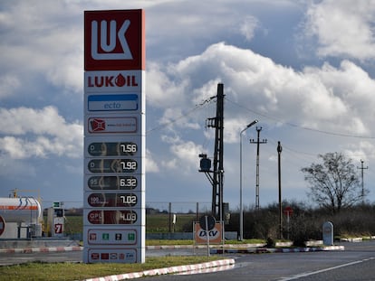 Una estación de servicio de la petrolera rusa Lukoil en Rumania.