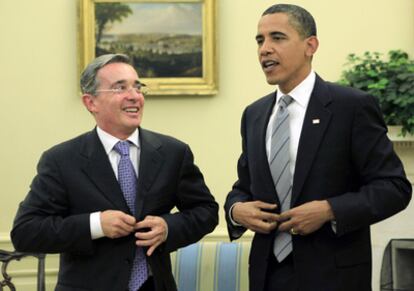 El expresidente de Colombia, Álvaro Uribe, junto al presidente de EEUU, Barack Obama, durante un encuentro en Washington en 2009.
