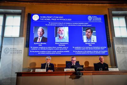 
Los científicos Syukuro Manabe, Klaus Hasselmann y Giorgio Parisi han sido distinguidos con el Premio Nobel de Física de 2021 “por sus innovadoras contribuciones a nuestra comprensión de los sistemas físicos complejos”. 