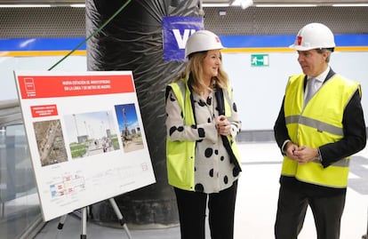 La directora de Carreteras e Infraestructuras, Consolación Pérez, junto al presidente regional Ángel Garrido, este jueves, en Arroyofresno.