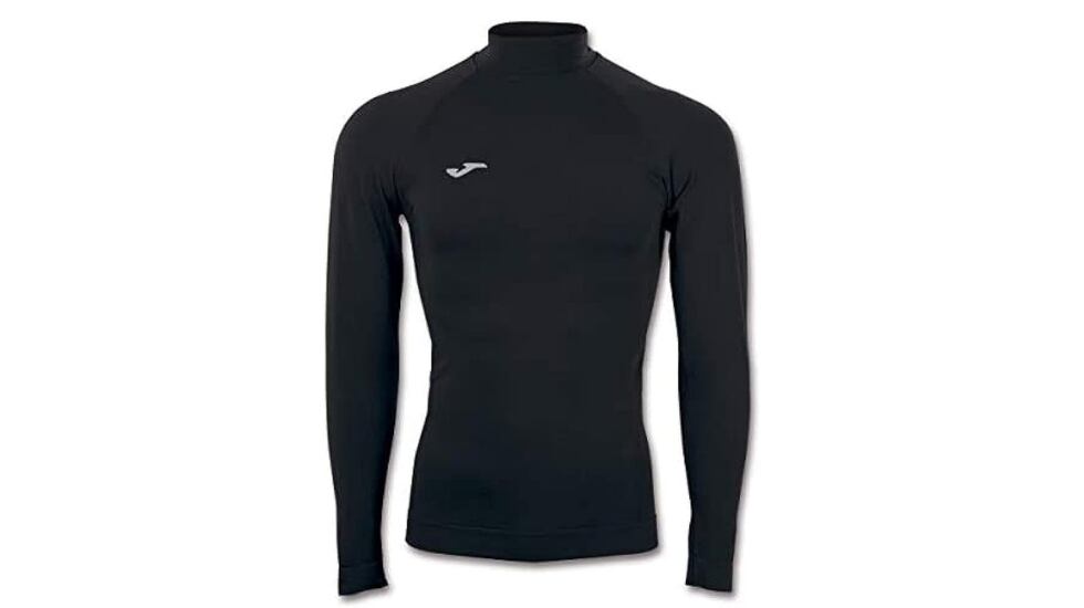 Con cuello alto de Joma.