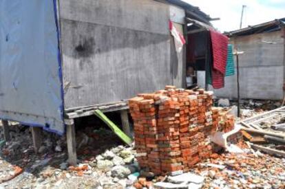 Ladrillos frente a una de las infraviviendas levantadas en el barrio de pescadores de Pasar Ikan, en Yakarta.