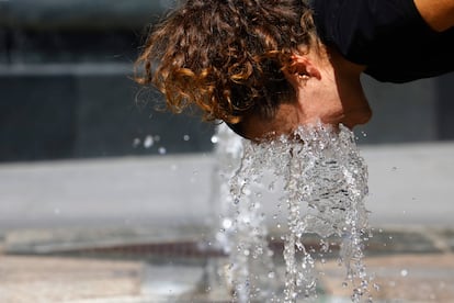 Una turista se refresca la cara este martes en una fuente de Córdoba, una de las seis provincias andaluzas con aviso naranja por altas temperaturas.