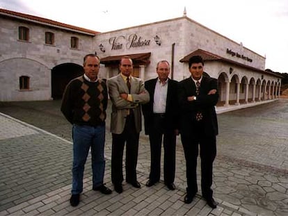 Los hermanos Pérez Pascua a la puerta de su bodega en Ribera del Duero.